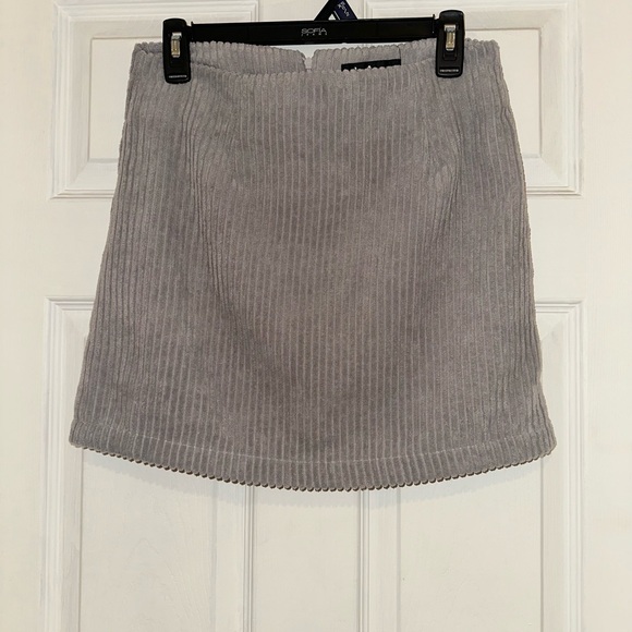 Lulu's Chic Gray Mini Skirt Size S - Picture 2 of 5